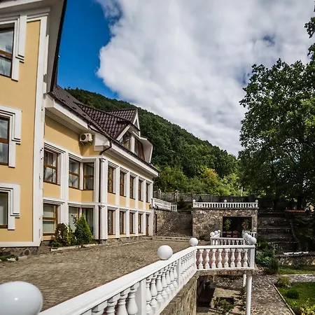 Gnizdo Golubky Gasthuis Saján